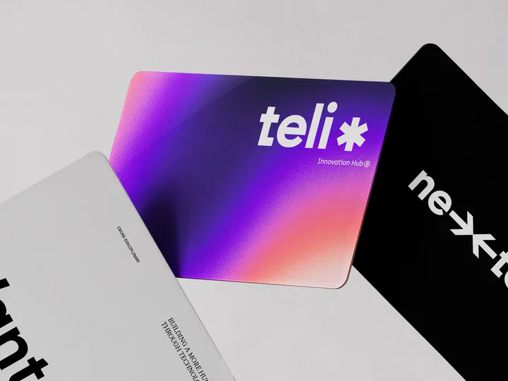 Fehér, színes Freedom és fekete NFC névjegykártya egyedi céges logóval